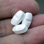 compresse, farmaci in mano