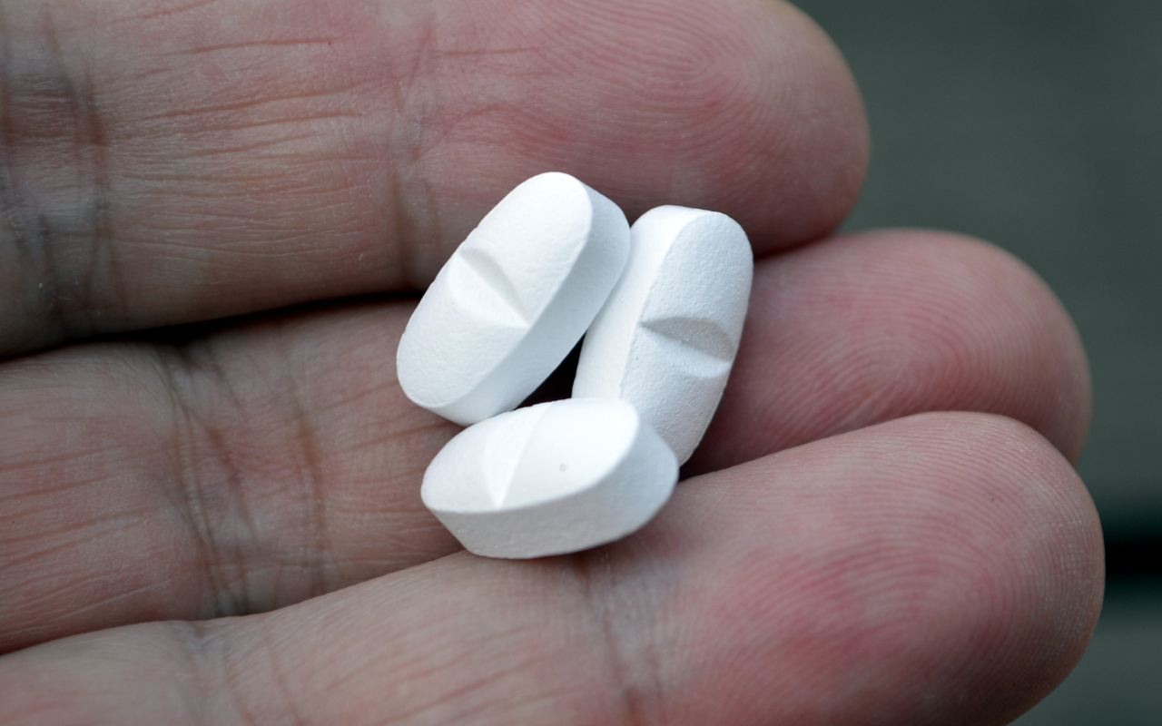 compresse, farmaci in mano