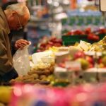 Uomo che prende la frutta al supermercato