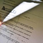 Uomo con in mano una lettera dell'Agenzia delle Entrate