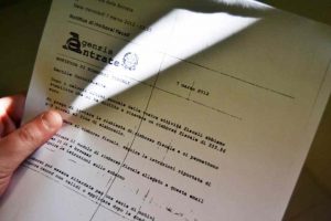 Uomo con in mano una lettera dell'Agenzia delle Entrate