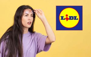 Ragazza incredula che si abbassa gli occhiali per vedere meglio e logo Lidl