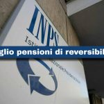 Insegna INPS e scritta "Taglio pensioni di reversibilità"