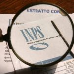 Lente d'ingrandimento su circolare INPS