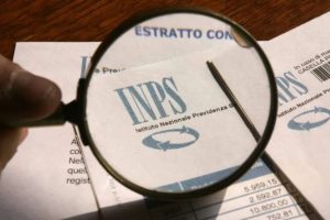 Lente d'ingrandimento su circolare INPS