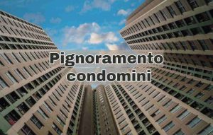 Condominio vista dal basso verso l'alto e scritta "pignoramento condomini"