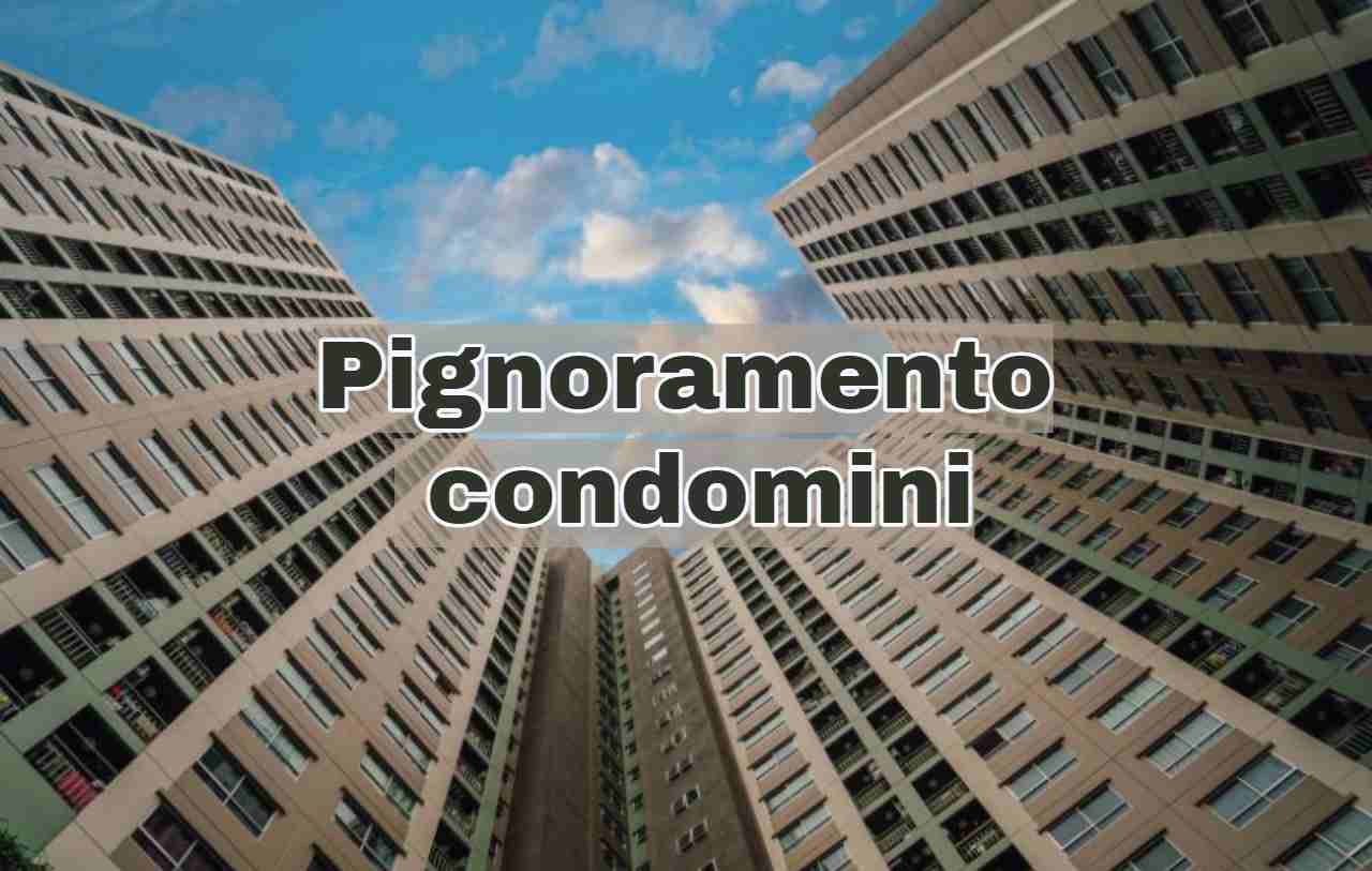 Condominio vista dal basso verso l'alto e scritta "pignoramento condomini"
