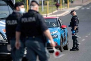 Pattuglia di polizia che ferma auto per un controllo, posto di blocco