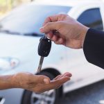 Uomo che presta le chiavi dell'auto