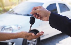 Uomo che presta le chiavi dell'auto