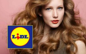 Donna con capelli ondulati messi in piega e logo Lidl