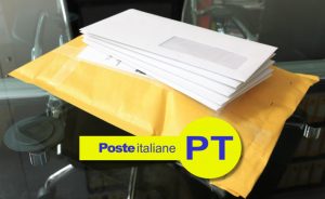 Tante raccomandate e logo Poste Italiane