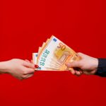Due persone che si scambiano soldi