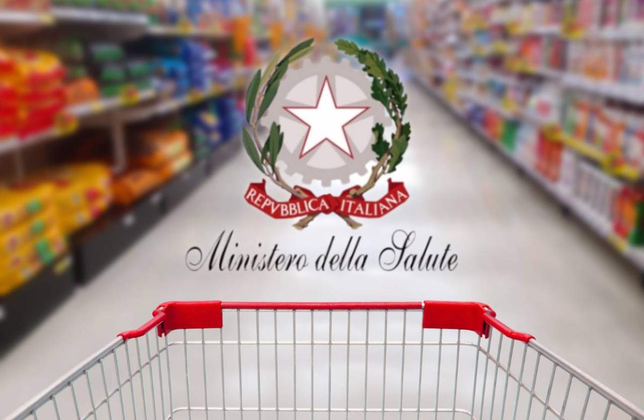 Carrello, scaffali supermercato e logo Ministero della Salute in primo piano