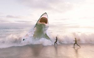 Squalo enorme che emerge dalla riva del mare e due surfisti spaventati