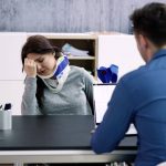 Lavoratrice in ufficio con un collare medico