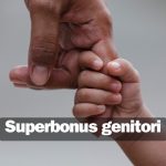 bambino che tiene il dito del papà e scritta "Superbonus genitori"