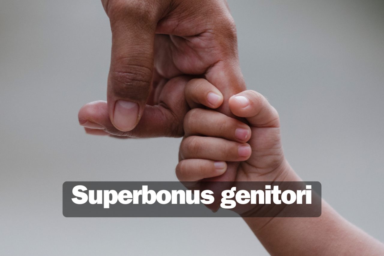 bambino che tiene il dito del papà e scritta "Superbonus genitori"