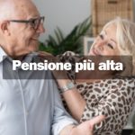 Due persone anziane che sorridono e si abbracciano sullo sfondo e scritta "pensione più alta" in primo piano
