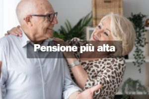 Due persone anziane che sorridono e si abbracciano sullo sfondo e scritta "pensione più alta" in primo piano