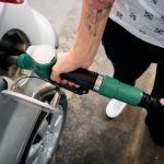 Cliente che fa rifornimento di benzina
