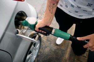 Cliente che fa rifornimento di benzina