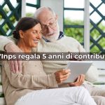 Anziani sorridenti con il tablet e scritta in sovraimpressione: "Inps regala 5 anni di contributi"