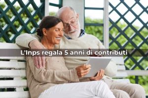 Anziani sorridenti con il tablet e scritta in sovraimpressione: "Inps regala 5 anni di contributi"