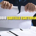 Uomo che strappa un foglio e scritta "Addio cartelle esattoriali"