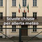 Scuola chiusa e scritta in sovraimpressione: "Scuole chiuse per allerta meteo"