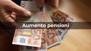 Uomo con banconote da 50€ in mano e la scritta "aumento pensioni"