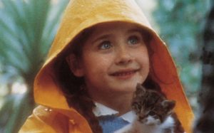 La bambina dello spot della Barilla negli anni '80, con l'impermeabile e un cucciolo di gattino in mano: Sara Falzone