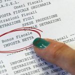 Bonus fiscale segnalato in busta paga, mano che lo indica