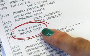Bonus fiscale segnalato in busta paga, mano che lo indica