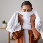 Donna che annusa un asciugamano profumato