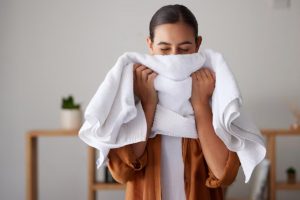 Donna che annusa un asciugamano profumato