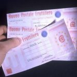 Uomo con in bano dei buoni fruttiferi