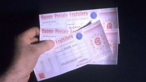 Uomo con in bano dei buoni fruttiferi
