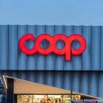 Insegna Coop al tramonto