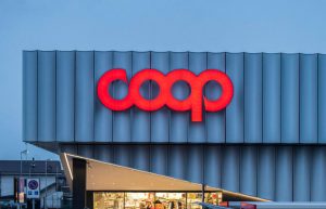 Insegna Coop al tramonto