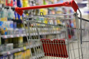 Carrello Conad primo piano e sfondo scaffali