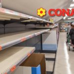 Scaffali reparto tonno vuoti. Logo Conad