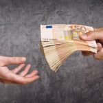 Datore di lavoro che da una mazzetta di banconote alla dipendente