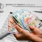 Documento dichiarazione dei redditi 730 sullo sfondo e mani con banconote euro in primo piano