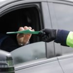 Vigile che prende un documento dal conducente