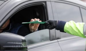 Vigile che prende un documento dal conducente