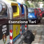 Cassonetti smart sullo sfondo e scritta "Esenzione Tari in sovraimpressione"