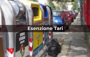 Cassonetti smart sullo sfondo e scritta "Esenzione Tari in sovraimpressione"