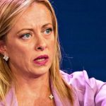 Giorgia Meloni minacciosa che indica qualcuno