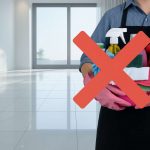 Uomo con secchio, detersivi in mano e una X. Pavimento pulito sullo sfondo